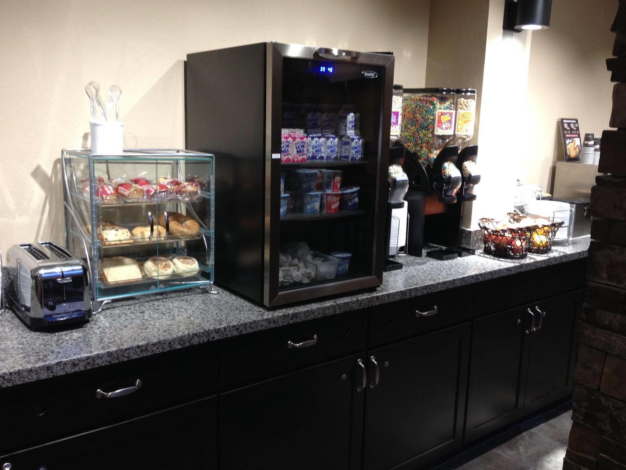 Boarders Inn & Suites By Cobblestone Hotels - Grand Island Exterior foto